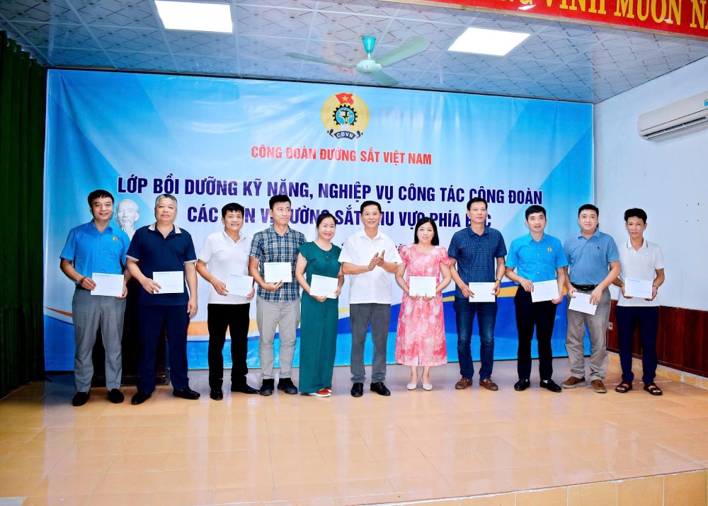 Mr. Nguyen Thanh Hoan, Vice President of the Vietnam Railway Trade Union (middle of the photo) presents Certificates to trade union officials. Photo: Khanh Linh / Vietnam Railway Trade Union
