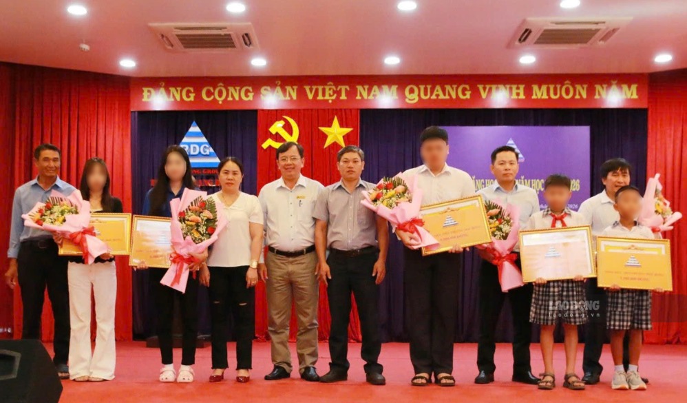 The grassroots trade union of Rang Dong Joint Stock Company coordinates to award scholarships to children of union members with good academic achievements at the beginning of the new year. Photo: Pham Duy