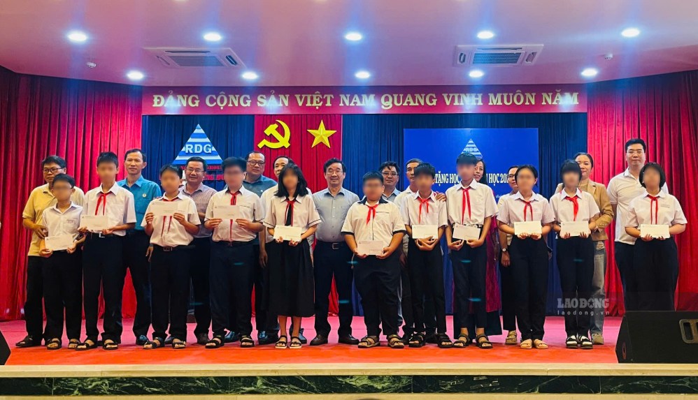 Bên cạnh trao học bổng, lãnh đạo công ty và công đoàn cơ sở còn gửi lời động viên các em cố gắng học tập. Ảnh: Phạm Duy