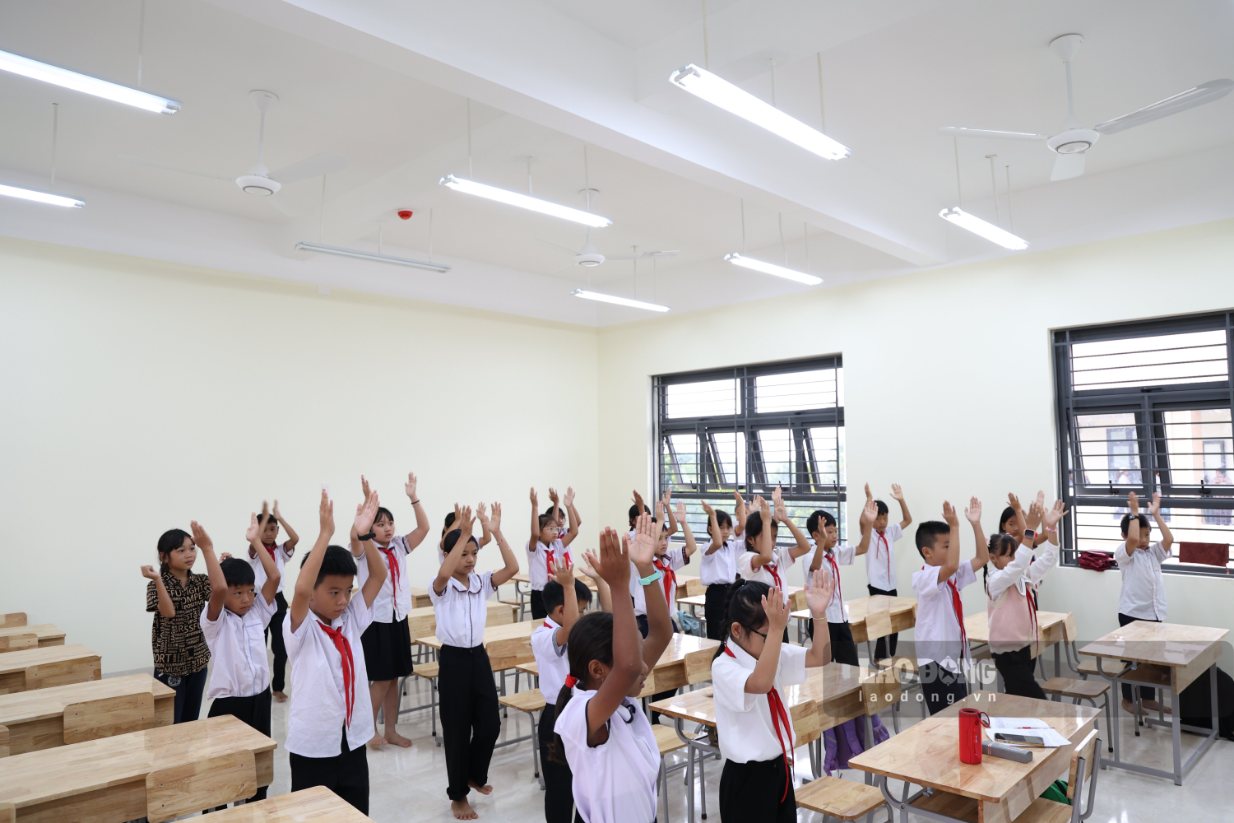 Học sinh, giáo viên Trường Phổ thông nội trú liên cấp Tiểu học - THCS Thuận An tập văn nghệ chuẩn bị lễ khai giảng đón trường mới. Ảnh: Phúc Khánh 