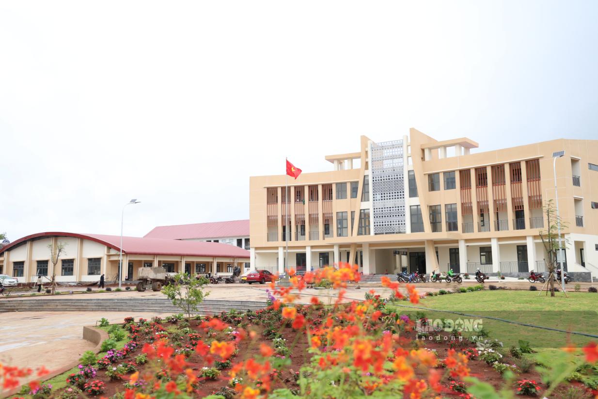 Trường Phổ thông nội trú liên cấp Tiểu học - THCS Thuận An được Nhà nước đầu tư xây dựng khang trang. Ảnh: Phúc Khánh 