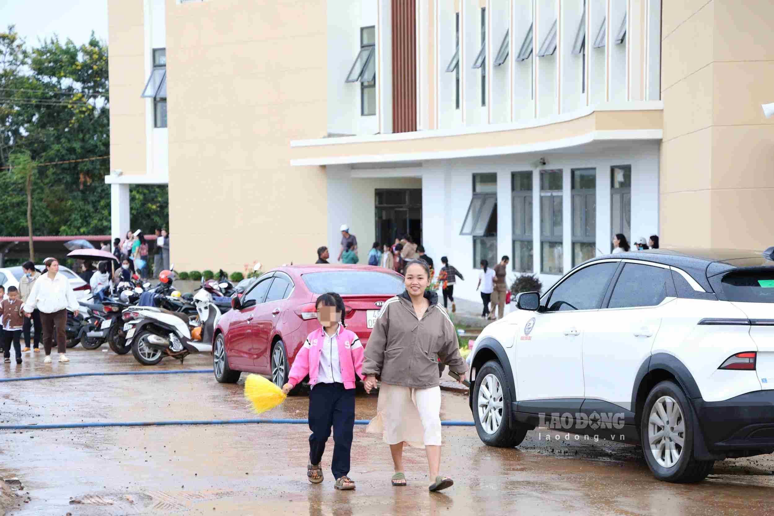 Phụ huynh vui mừng đưa con em đến nhận lớp tại ngồi trường mới. Ảnh: Phúc Khánh 
