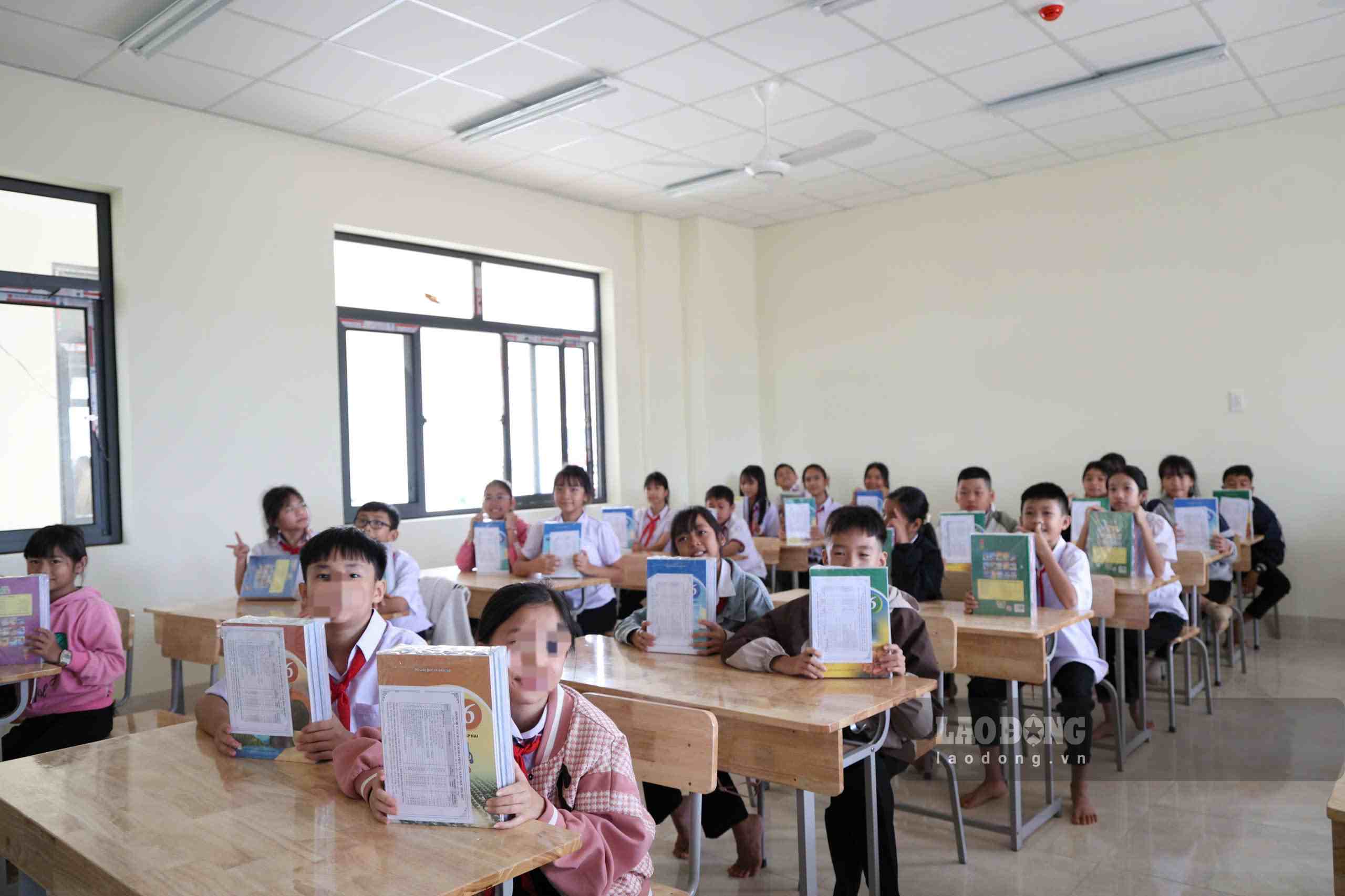 Học sinh nhận sách giáo khoa, đồ dùng học tập được cấp phát miễn phí. Ảnh: Phúc Khánh 