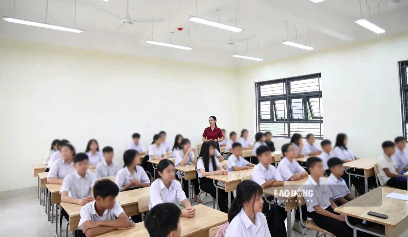 Học sinh đồng bào M'nông (xã Thuận An) làm quen với lớp học trong ngôi trường mới. Ảnh: Phúc Khánh 