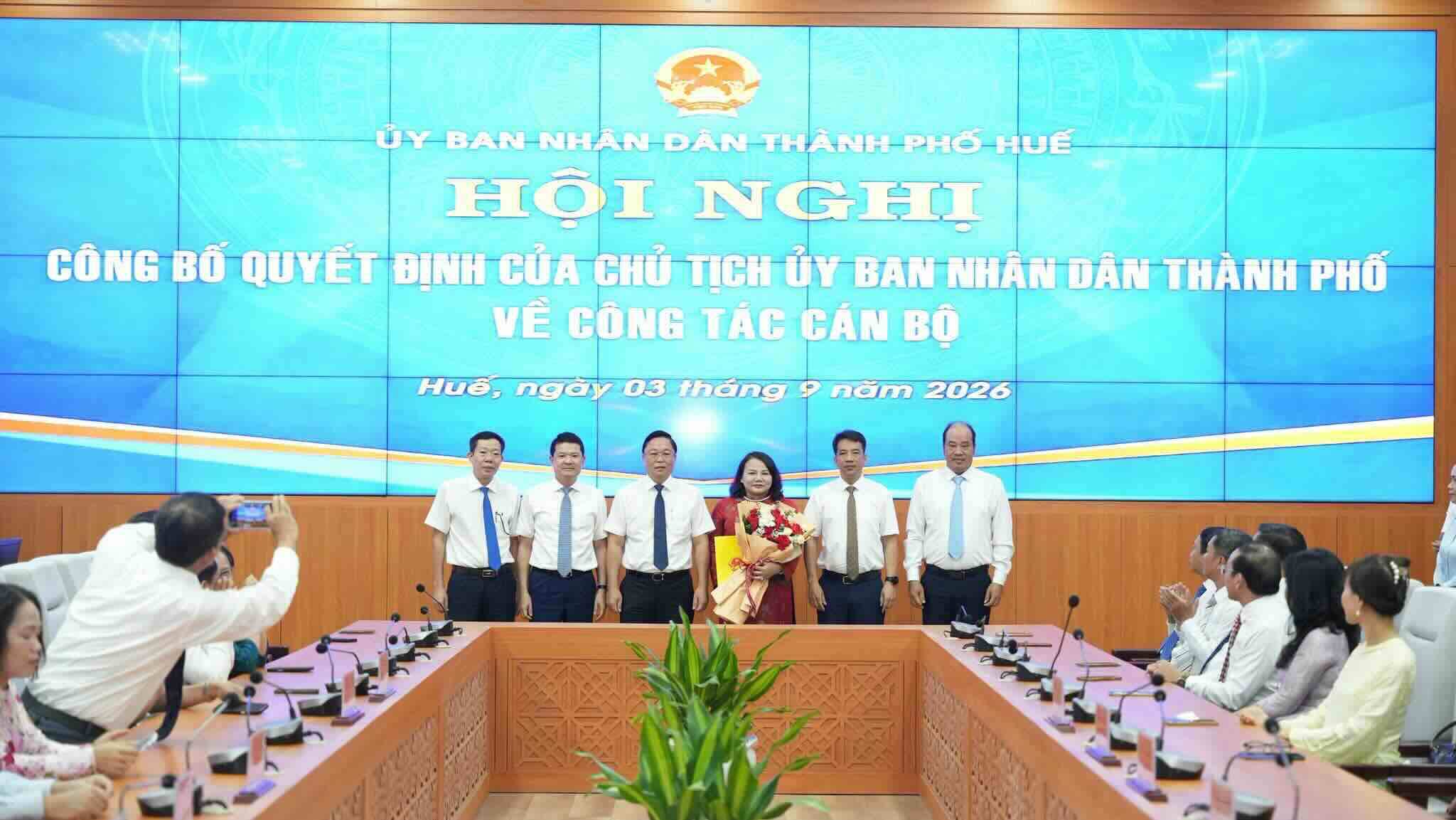 Ms. Tran Thi Hoai Tram was transferred to work at the Department of Foreign Affairs and appointed as Director of the Department of Foreign Affairs. Photo: Hue City People's Committee.