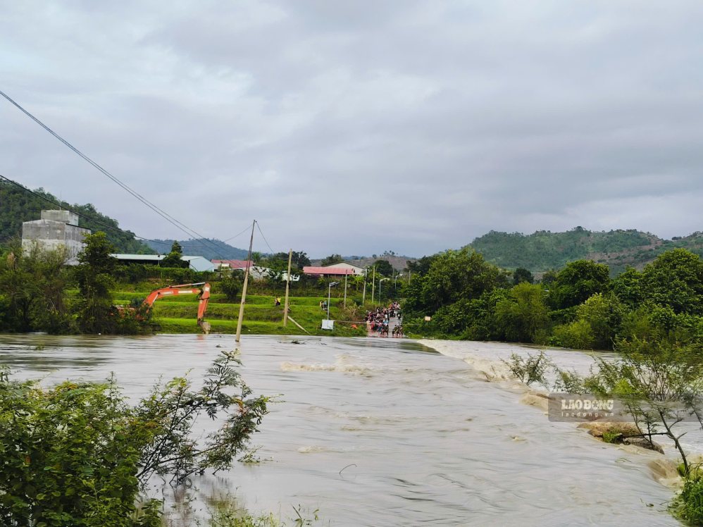Rising floodwaters cause flooding on the road from Kim Tan to Blom village, Ia Pa commune, Gia Lai. Photo: Thu Loan