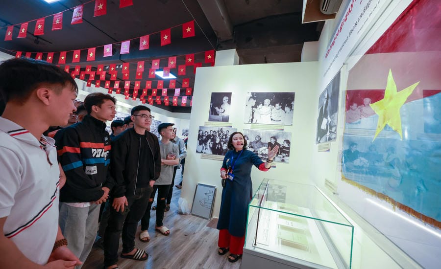 Tour guide at the National Museum of History. Photo: Hai Nguyen