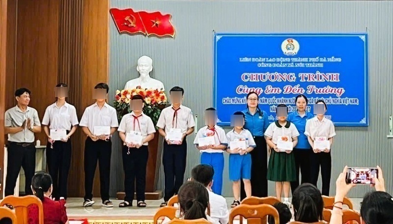 36 disadvantaged union members in Nui Thanh commune, Da Nang were given gifts by the Trade Union to support their schooling. Photo: Nui Thanh Trade Union