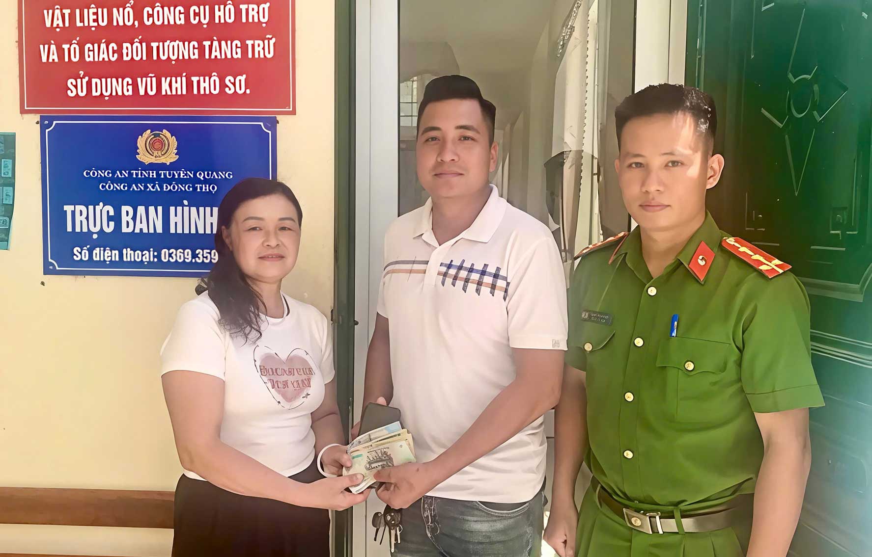 Dong Tho Commune Police support the return of property to the person who dropped it. Photo: Tuyen Quang Provincial Police