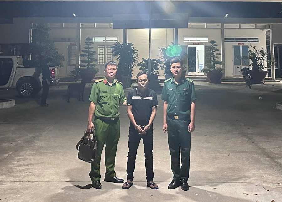Đối tượng Lê Phương Tâm trốn truy nã bị lực lương Biên phòng cửa khẩu khẩu Mỹ Quý Tây bắt giữ và bàn giao cho Công an TP Đồng Nai. Ảnh: BP cửa khẩu Mỹ Quý Tây