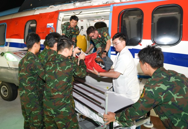 多発外傷患者は本土に搬送され、安全に治療を受けています。写真:175軍病院提供