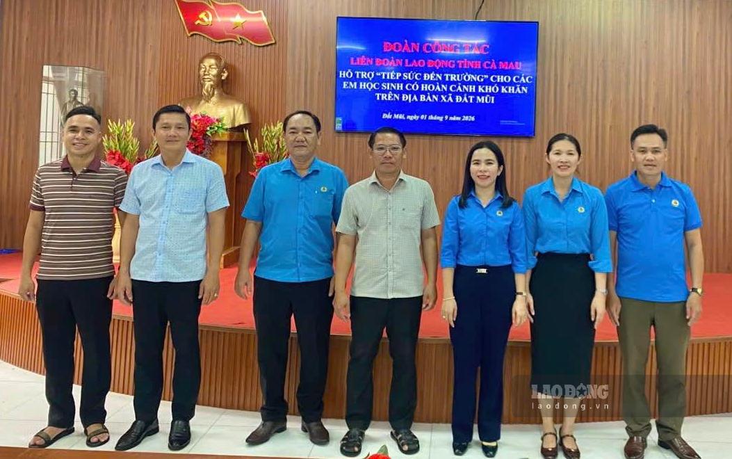 Ca Mau Labor Federation implements the program "Raising children to school" in Dat Mui commune. Photo: Thieu Vu (Ca Mau Labor Federation).