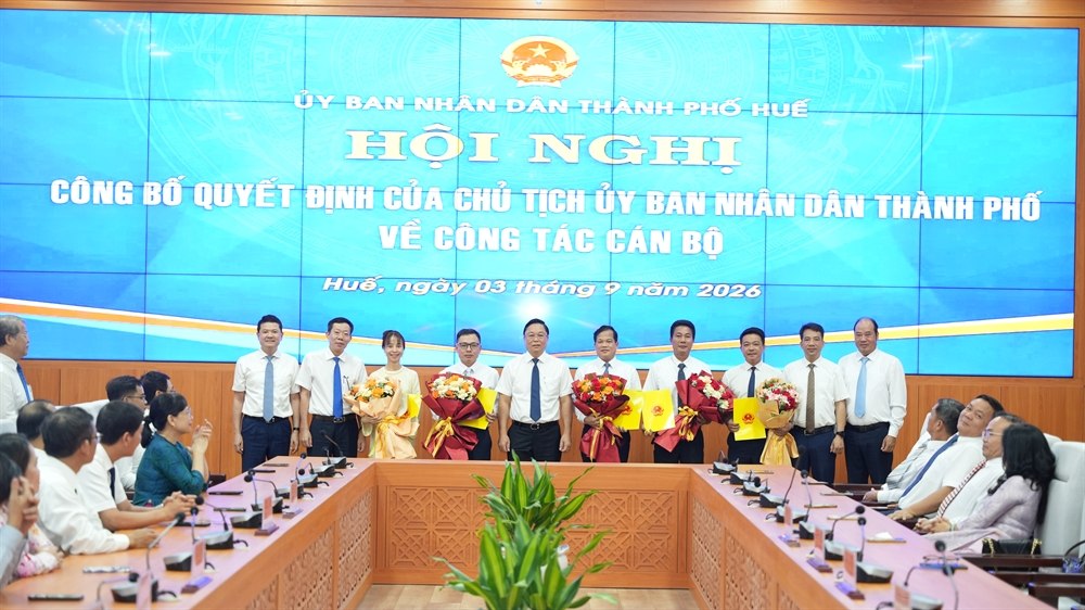 Lãnh đạo thành phố trao các quyết định bổ nhiệm cán bộ Sở Văn hóa, Thể thao và Du lịch. Ảnh: hue.gov.vn
