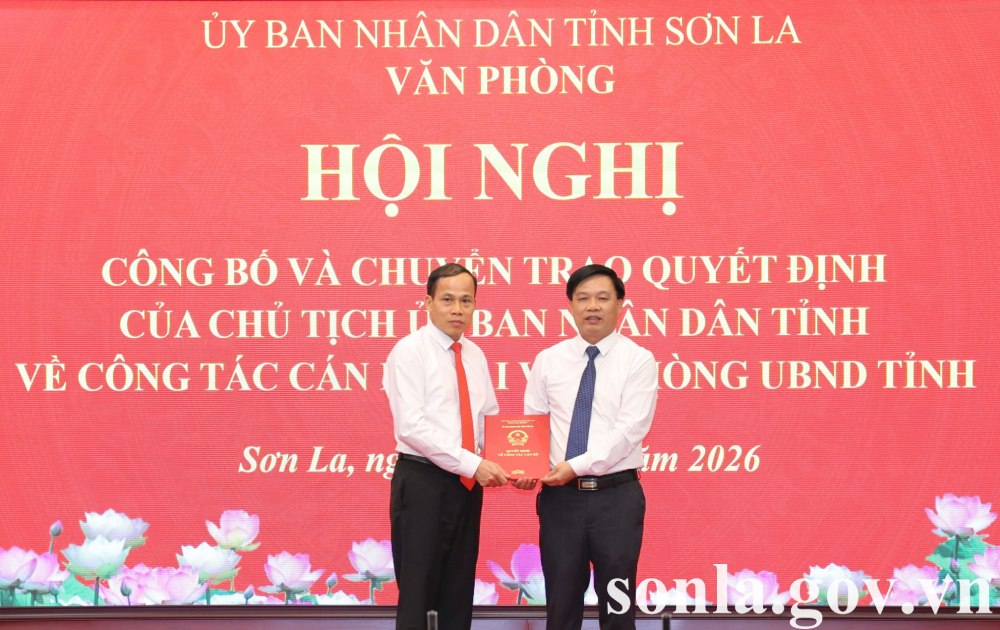 Mr. Cam Duy Hieu - Head of the General - Economic Department, Office of Son La Provincial People's Committee (left) was appointed as Deputy Chief of Office of the Provincial People's Committee. Photo: Sonla. gov. vn