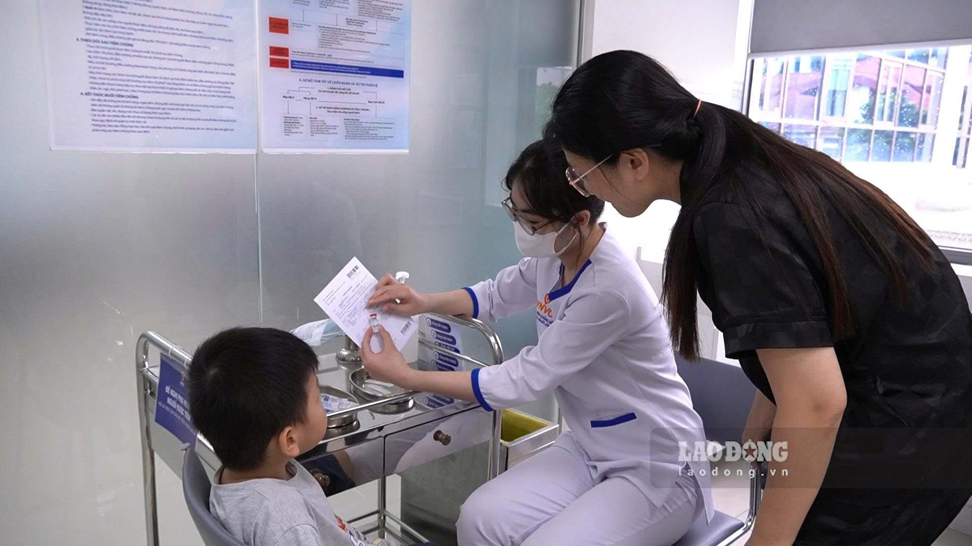 Parents proactively vaccinate their children against diseases before the new school year. Photo: Hanh Thom