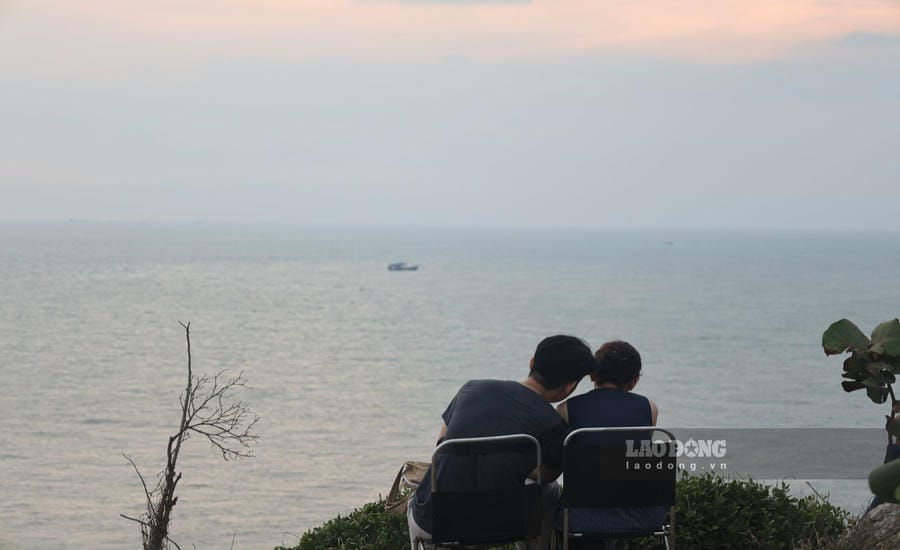 Les couples viennent également à Mũi Nghinh Phong pour admirer le coucher de soleil sur la mer. Photo: Lương Hạnh