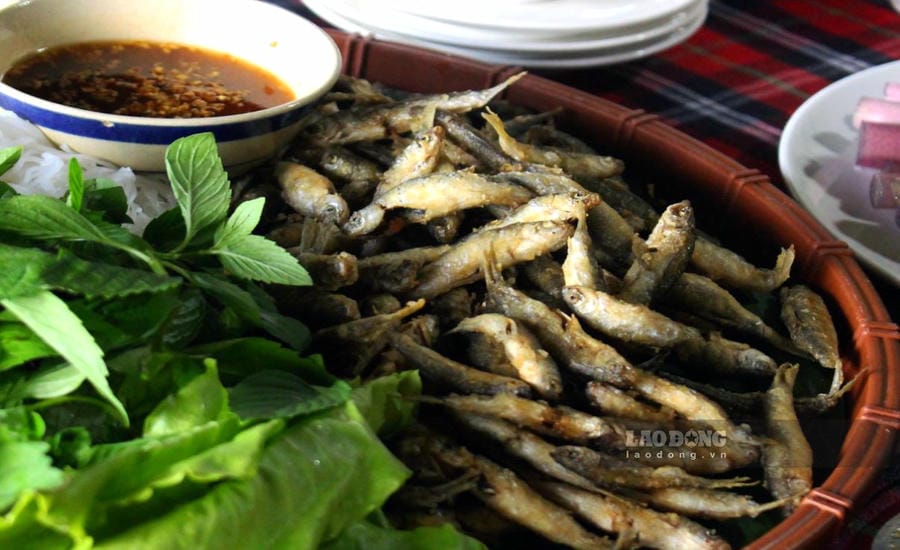 Cá linh được chế biến qua hình thức chiên ăn kèm rau tươi. Ảnh: Thanh Mai
