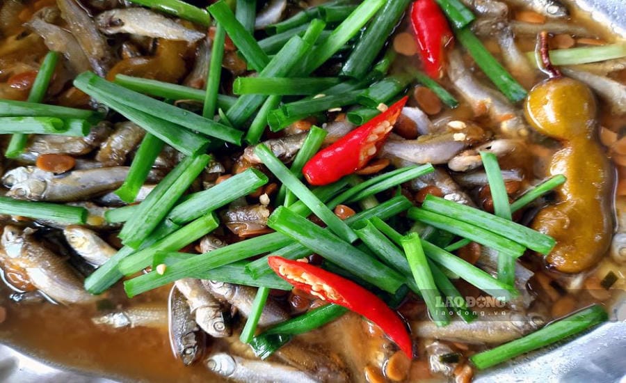Cá linh non kho lạt dầm me ăn kèm với rau đồng nội được xem là đặc sản của vùng đầu nguồn sông Cửu Long. Ảnh: Thanh Mai