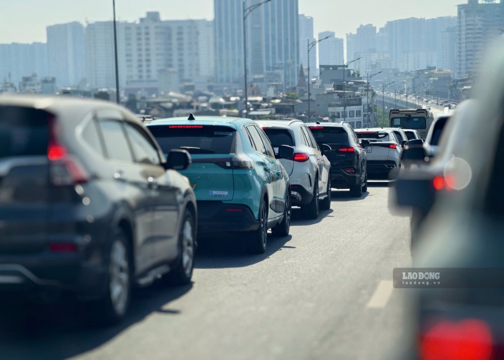 Ring Road 2 elevated road towards Vinh Tuy bridge is congested. Photo: Trung Nguyen