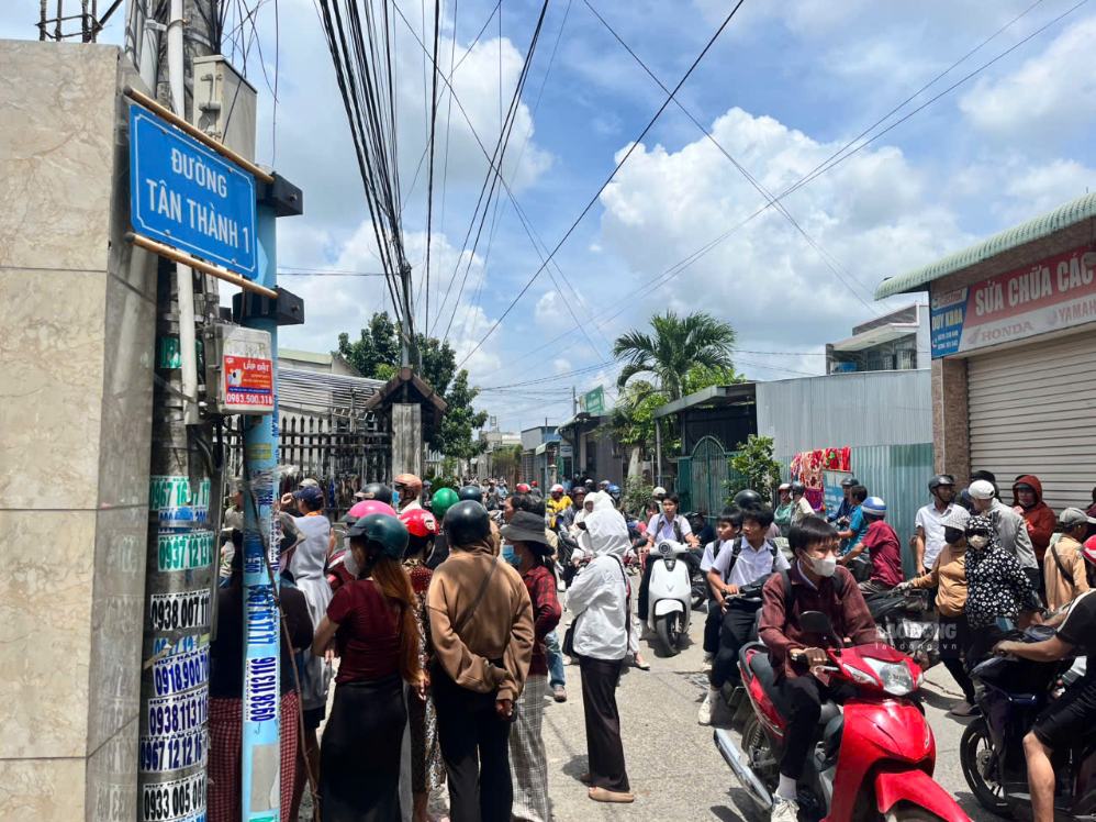 Người dân gần hiện trường nơi xảy ra vụ việc. Ảnh: HAC