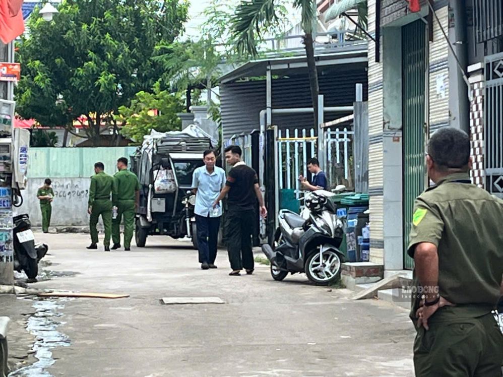 Cơ quan công an điều tra nguyên nhân vụ án mạng tại xã Bình Minh, TP Đồng Nai. Ảnh: HAC