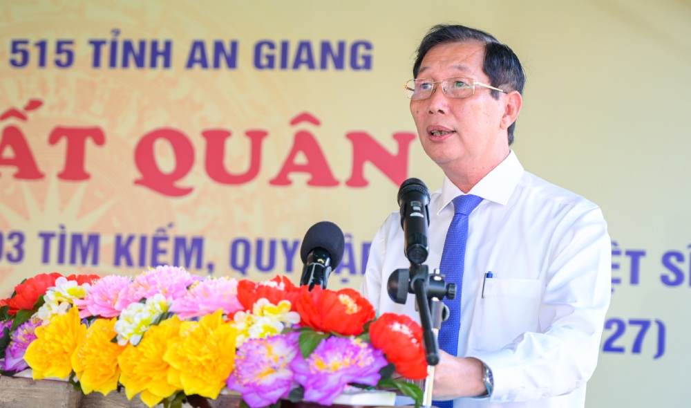 Phó Chủ tịch UBND tỉnh Lê Văn Phước, Trưởng Ban Chỉ đạo 515 tỉnh An Giang phát biểu. Ảnh: Phương Vũ/Bộ CHQS An Giang