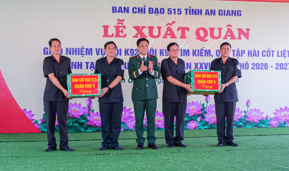 Thiếu tướng Huỳnh Văn Ngon, Ủy viên Ban Thường vụ Đảng ủy, Phó Chính ủy Quân khu 9, Trưởng Ban Chỉ đạo 515 Quân khu 9 trao quà của Ban Chỉ đạo 515 Quân khu cho Đội K92, Đội K93. Ảnh: Phương Vũ/Bộ CHQS An Giang
