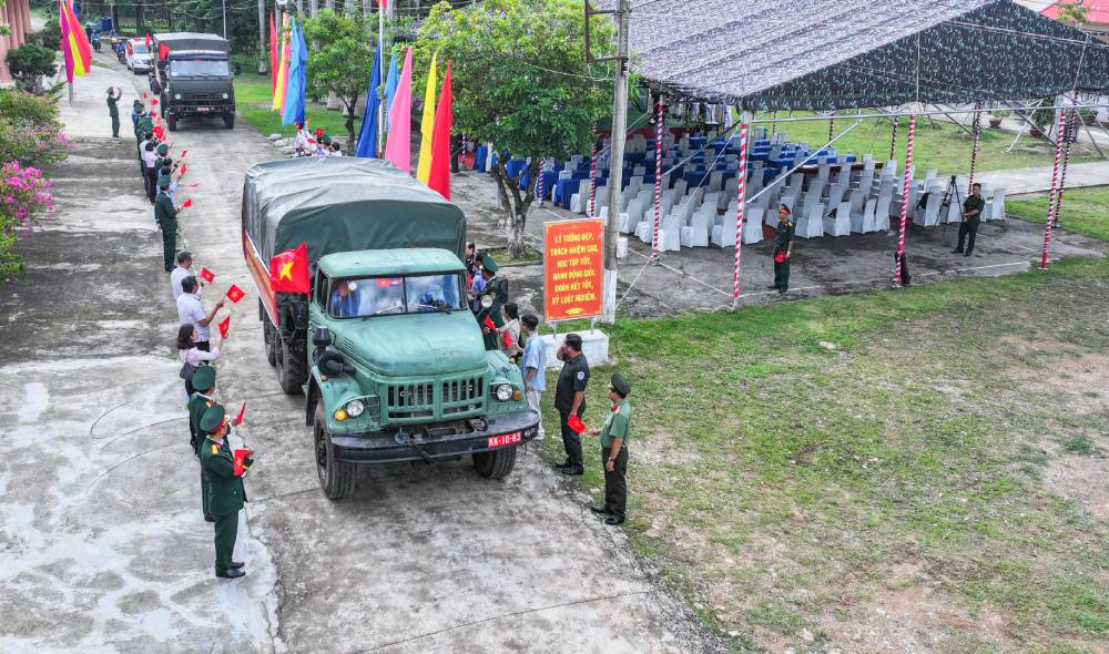 Team K92, Team K93 (An Giang Military Command) go to the Kingdom of Cambodia to perform the task of searching for martyrs' remains. Photo: Phuong Vu/An Giang Military Command