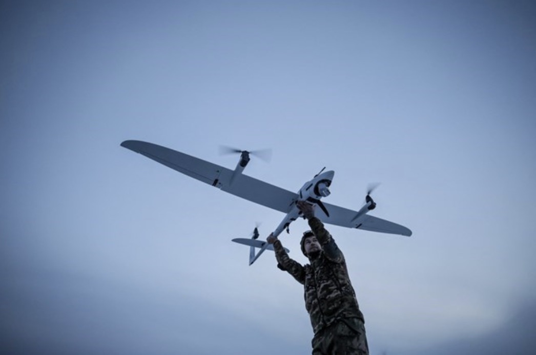 武力紛争により航空安全上のリスクがますます高まっています。写真はUAVを操作するウクライナ兵士です。写真:AFP