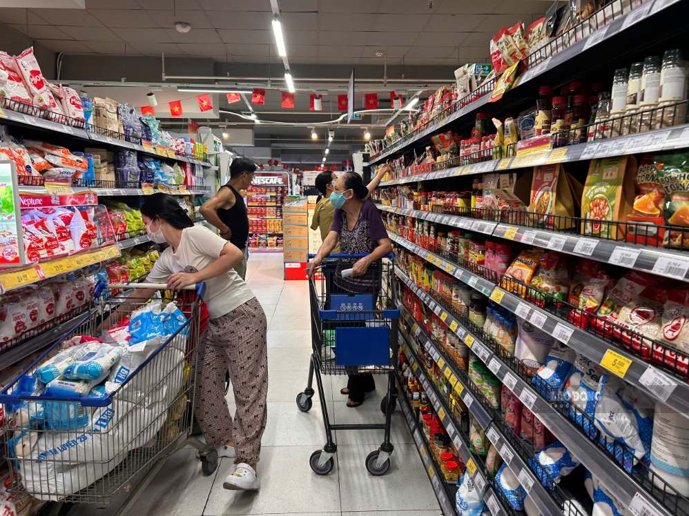 Ho Chi Minh City supermarkets maintain abundant supply of essential goods, many products maintain stable prices. Photo: Ha May