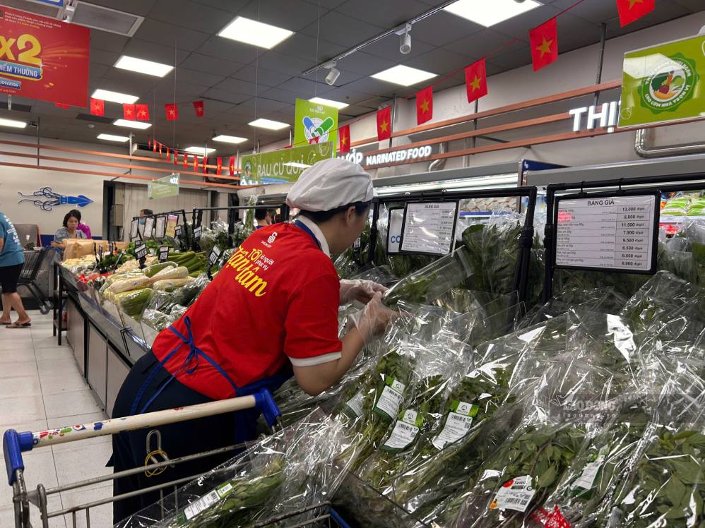 Thị trường hàng hóa TPHCM trở lại nhịp mua sắm bình thường sau kỳ nghỉ lễ. Ảnh: Hạ Mây