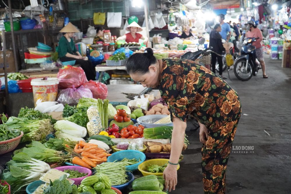 Các quầy thực phẩm tươi sống tại chợ truyền thống TPHCM duy trì nguồn hàng ổn định, giá bán không biến động. Ảnh: Hạ Mây