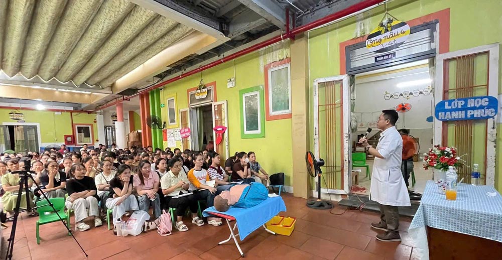 Grassroots trade unions in Da Nang equip first aid skills before the new school year. Photo: Nam Phuoc Trade Union