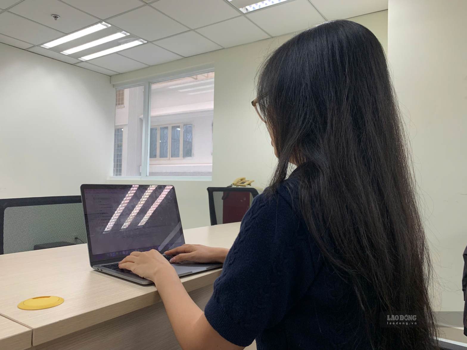 Con un salario de 10-15 millones de VND/mes, los jóvenes que viven solos en la ciudad de Ho Chi Minh casi no tienen dinero extra. Foto: Thai Bao