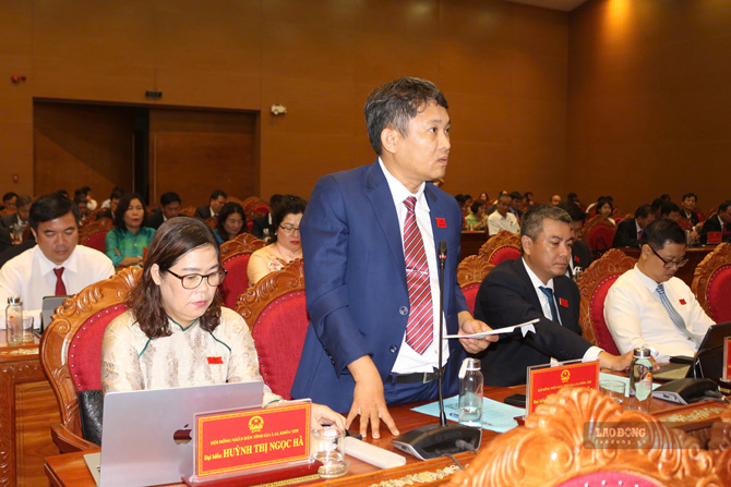 Các đại biểu HĐND tỉnh phát biểu tại phiên chất vấn lãnh đạo sở, ngành. Ảnh: Thanh Tuấn