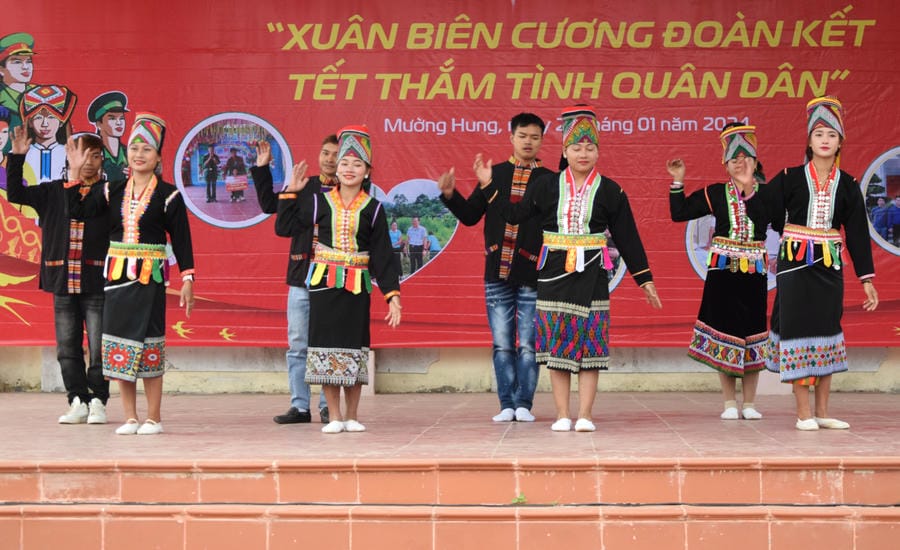 Performing Au Eo dance of Kho Mu ethnic group in Huoi Oi village, Muong Hung commune. Photo: Truong Son