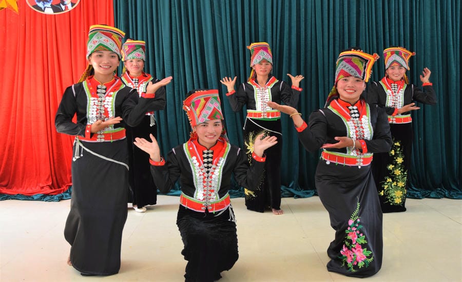 Điệu múa Au Eo của dân tộc Khơ Mú, bản Huổi Lầu, xã Sốp Cộp, tỉnh Sơn La. Ảnh: Trường Sơn