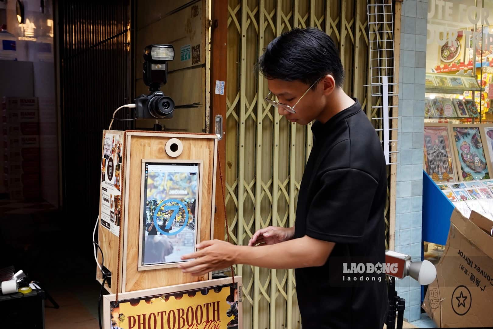 Photobooth model with the theme of Mid-Autumn Festival is attracting the attention of young people. Photo: Huyen Anh