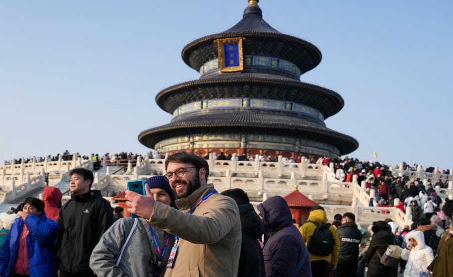 2 Italian tourists at a tourist attraction in Beijing, China. Photo: Xinhua