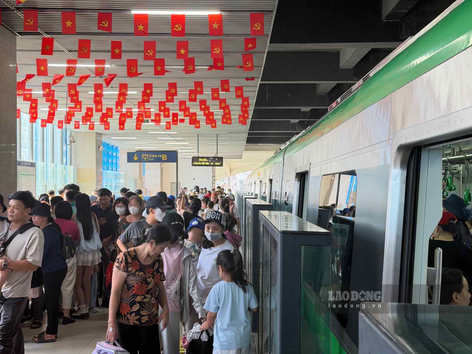 During the 5-day National Day holiday September 2nd, Hanoi Metro served free of charge more than 408,000 passengers on the Cat Linh - Ha Dong and Nhon - Hanoi Station routes. Photo: Hoai Anh