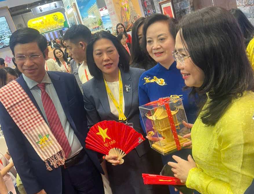 Secretary of the Party Central Committee, Deputy Prime Minister Pham Thi Thanh Tra and delegates visit Hanoi's booth at ITE HCMC 2026. Photo: Hanoi Department of Culture, Sports and Tourism