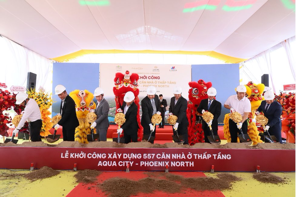 Representatives of the investor and the contractor consortium perform the groundbreaking ceremony. Photo: Novaland