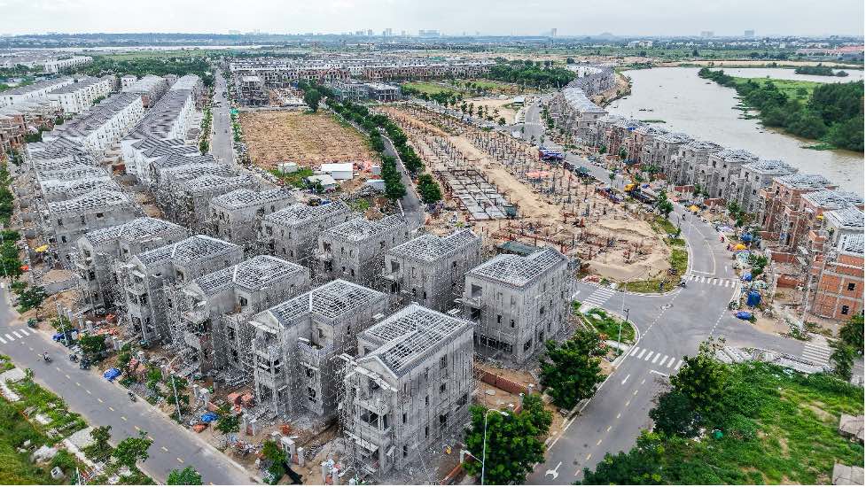 Aqua City đang được đẩy mạnh thi công hoàn thiện trong giai đoạn 2026 -2027, khoảng 4.000 kỹ sư, công nhân đang làm việc tại nhiều mũi thi công. Ảnh: Novaland