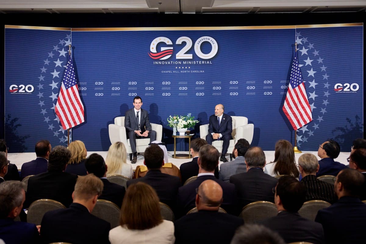 US Secretary of Commerce Howard Lutnick (right photo) and Anthropic co-founder Tom Brown talk at the G20 Conference in the US. Photo: AFP