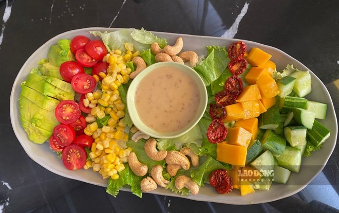 Vegetable salad combined with avocado, tomato, corn, cucumber, pumpkin and cashew, brings a refreshing, fiber-rich snack. Photo: Tra My