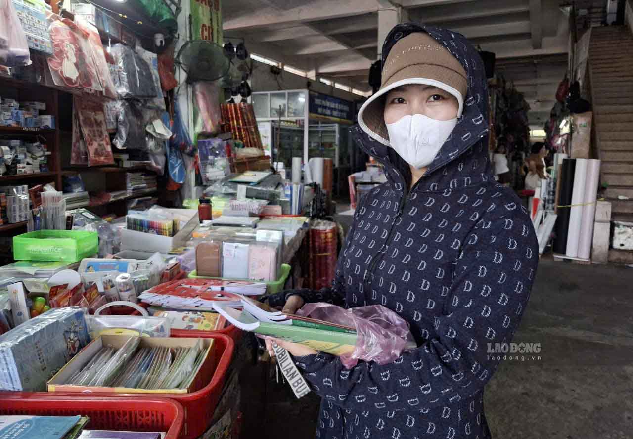 Chị Hoa đã đi nhiều nơi nhưng vẫn chưa mua đủ bộ sách bài tập cho con. Ảnh: Trần Tuấn