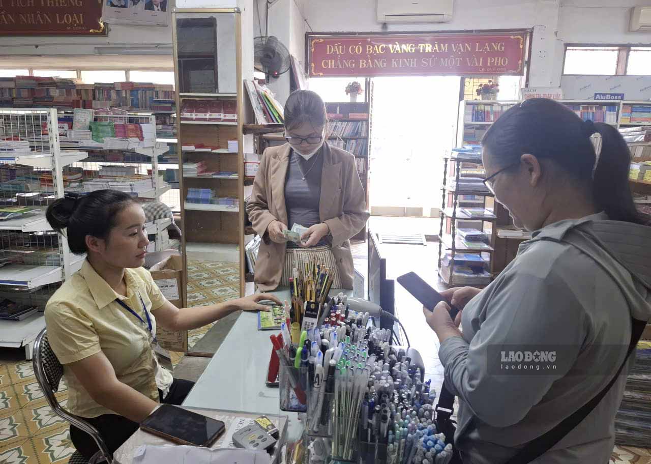 Nhiều phụ huynh đến mua sách, vở cho con tại Công ty CP Phát hành sách Hà Tĩnh nhưng chưa mua được đủ bộ, do khan hiếm. Ảnh: Trần Tuấn