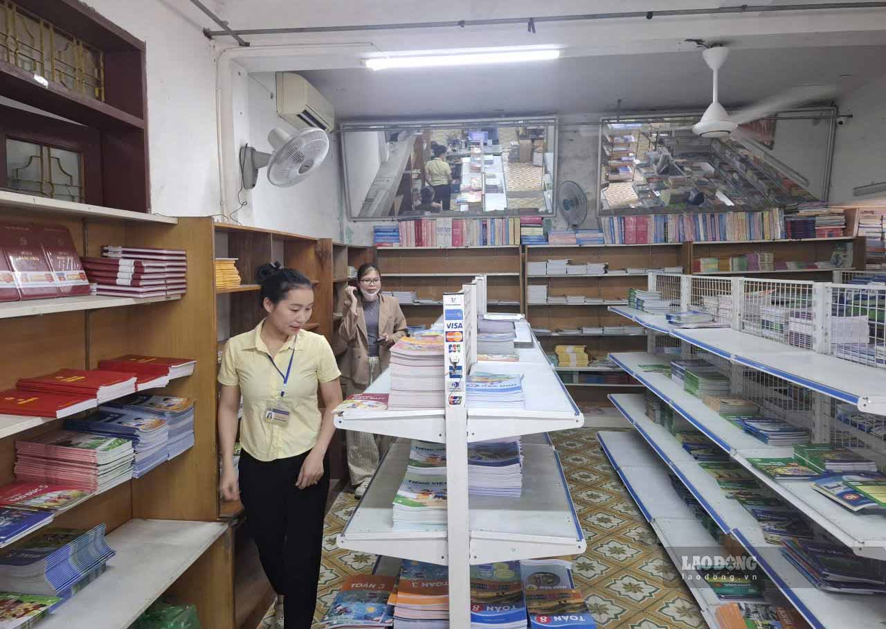 At Ha Tinh Book Distribution Joint Stock Company, there is a shortage of textbooks and homework notebooks. Photo: Tran Tuan
