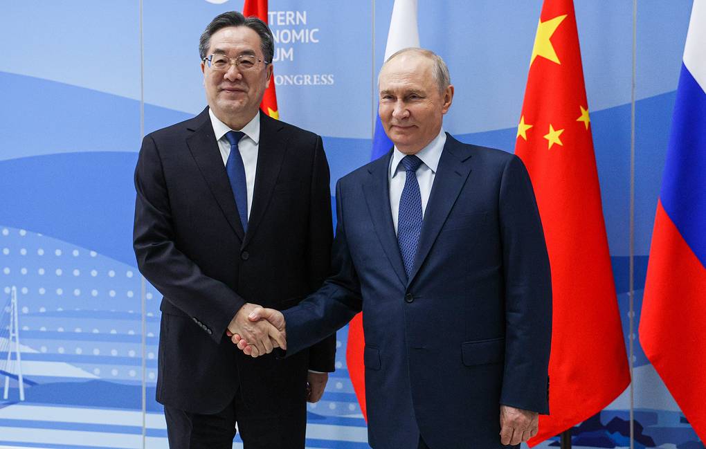 Russian President Vladimir Putin (right) and Chinese Deputy Prime Minister Ding Jiexiang at the Eastern Economic Forum (EEF). Photo: TASS