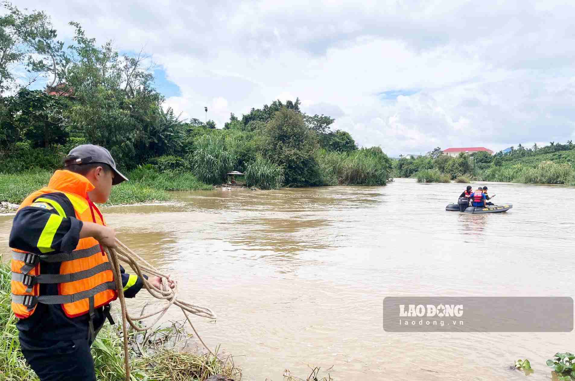 Lực lượng cứu hộ triển khai công tác tìm kiếm, cứu nạn nữ sinh trên sông Đạ Dâng. Ảnh: Nguyễn Kỷ